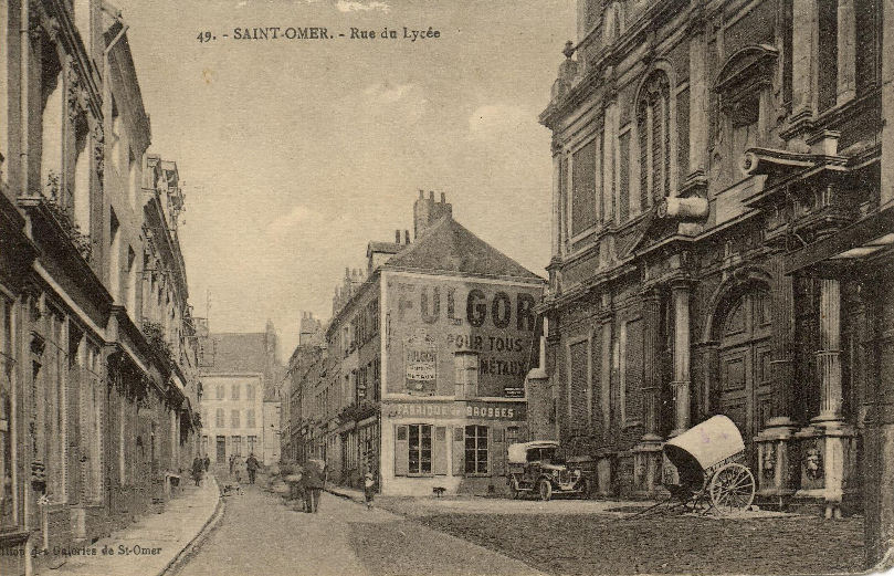 Dans cette rue on pouvait trouver une fabrique de brosses,sous le grand panneau publicitaire.On voit aussi la chapelle des jésuites sur la droite de la carte.